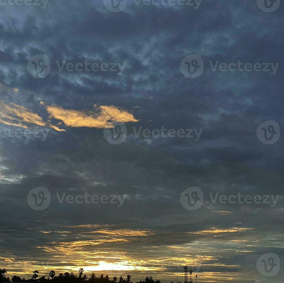 stratus vit moln i de blå himmel naturlig bakgrund skön natur miljö Plats för skriva foto