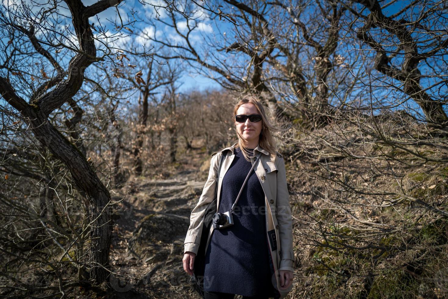 blond kaukasisk tjej i skogen av boppard foto