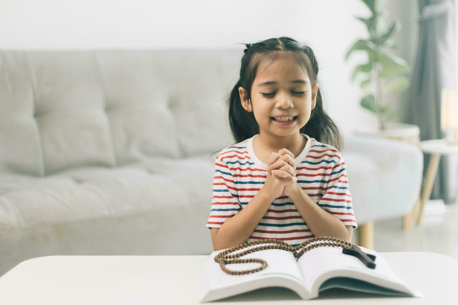 liten flicka bön- i de morgon.lite asiatisk flicka hand ber, händer vikta i bön begrepp för tro, andlighet och religion. foto