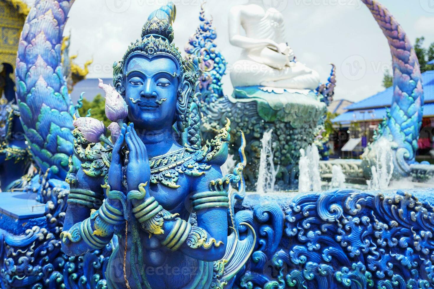 rong sua tio tempel eller blå tempel i chiang rai provins, thailand foto