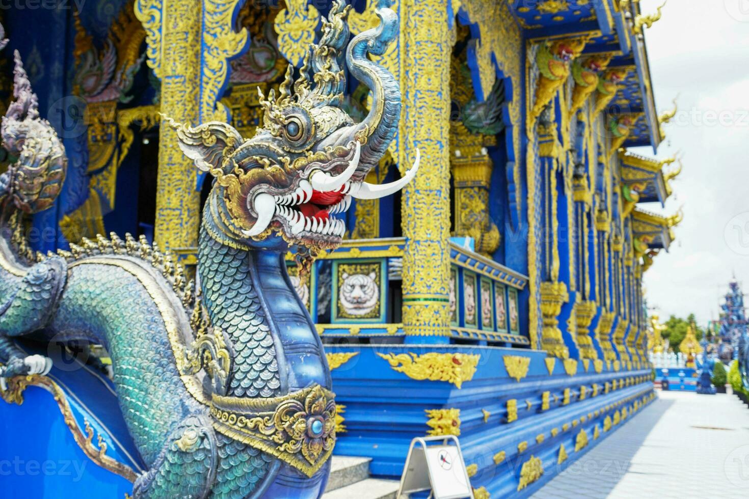 rong sua tio tempel eller blå tempel i chiang rai provins, thailand foto