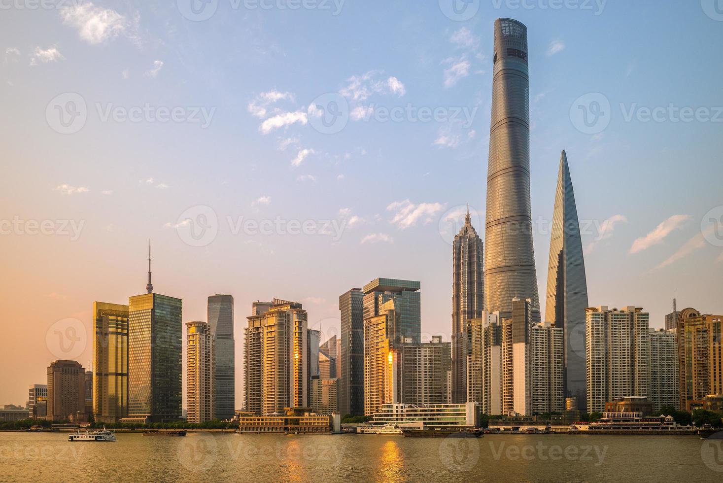 horisont av pudong vid Huangpu River i Shanghai, Kina foto