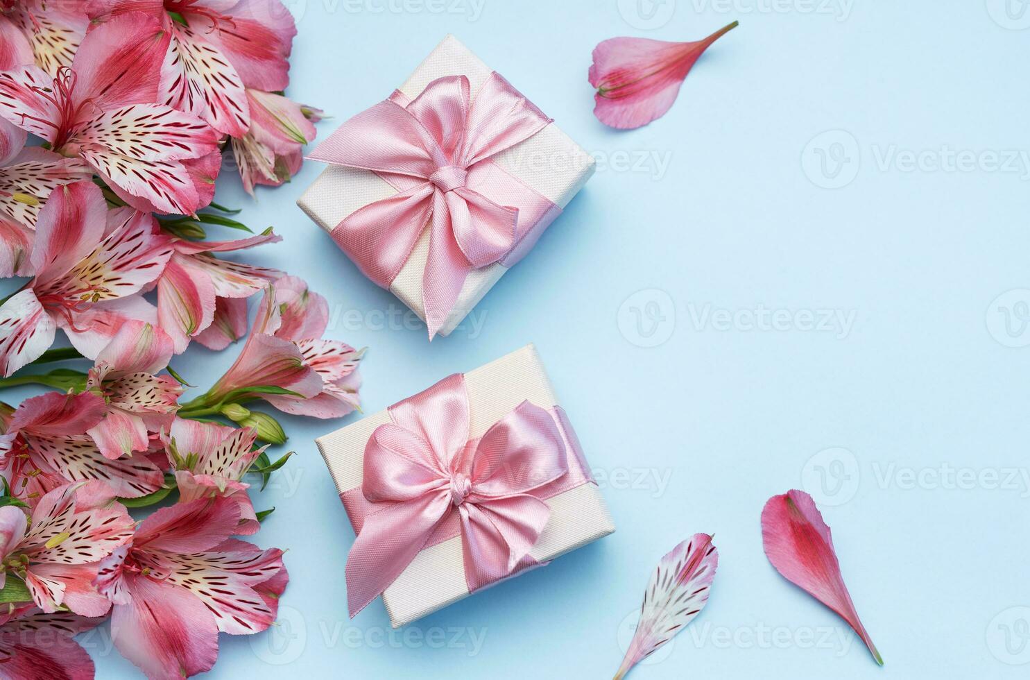 skön alstroemeria blommor och gåva lådor på blå bakgrund foto