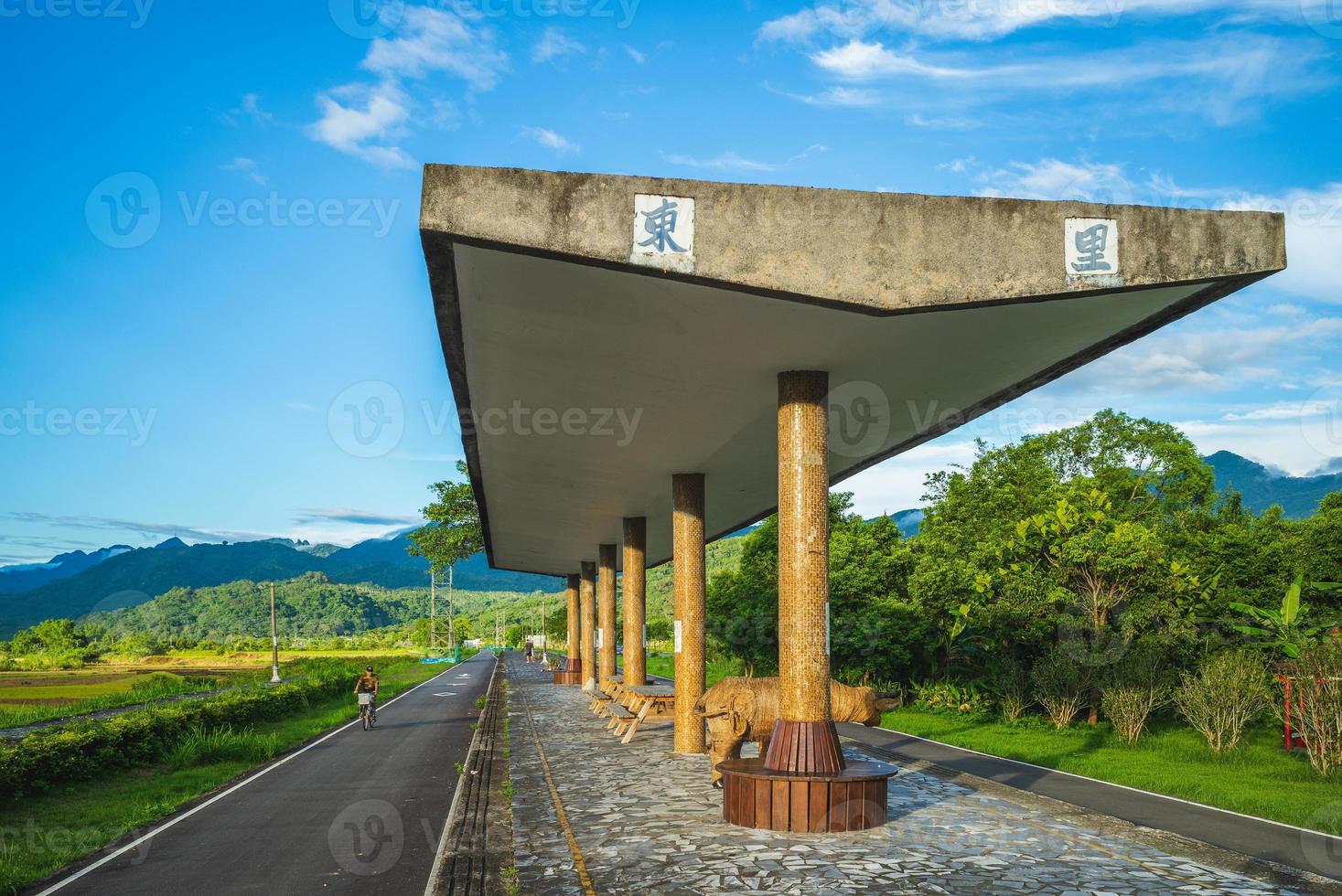 gammal dongli järnvägsstation i Hualien, Taiwan. översättningen av den kinesiska texten är dongli. foto