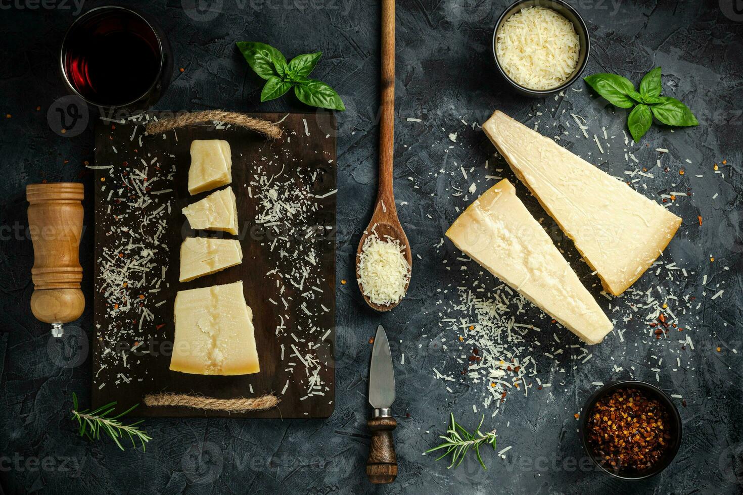 bit av parmesan ost och ost kniv. på en mörk bakgrund. traditionell italiensk ost. topp se. copy foto