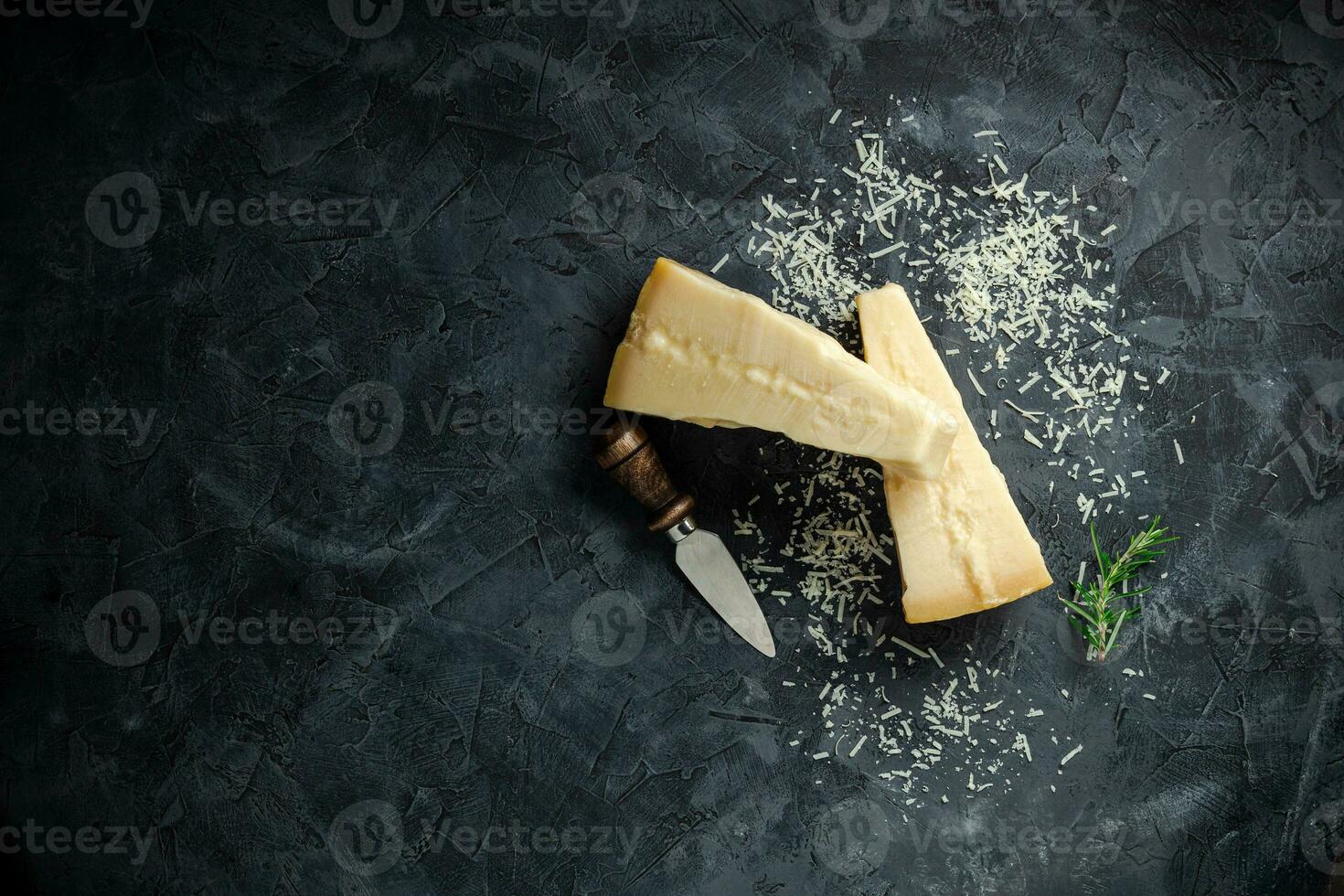 hård ost på en mörk bakgrund, hård ost, plats för text topp se. foto
