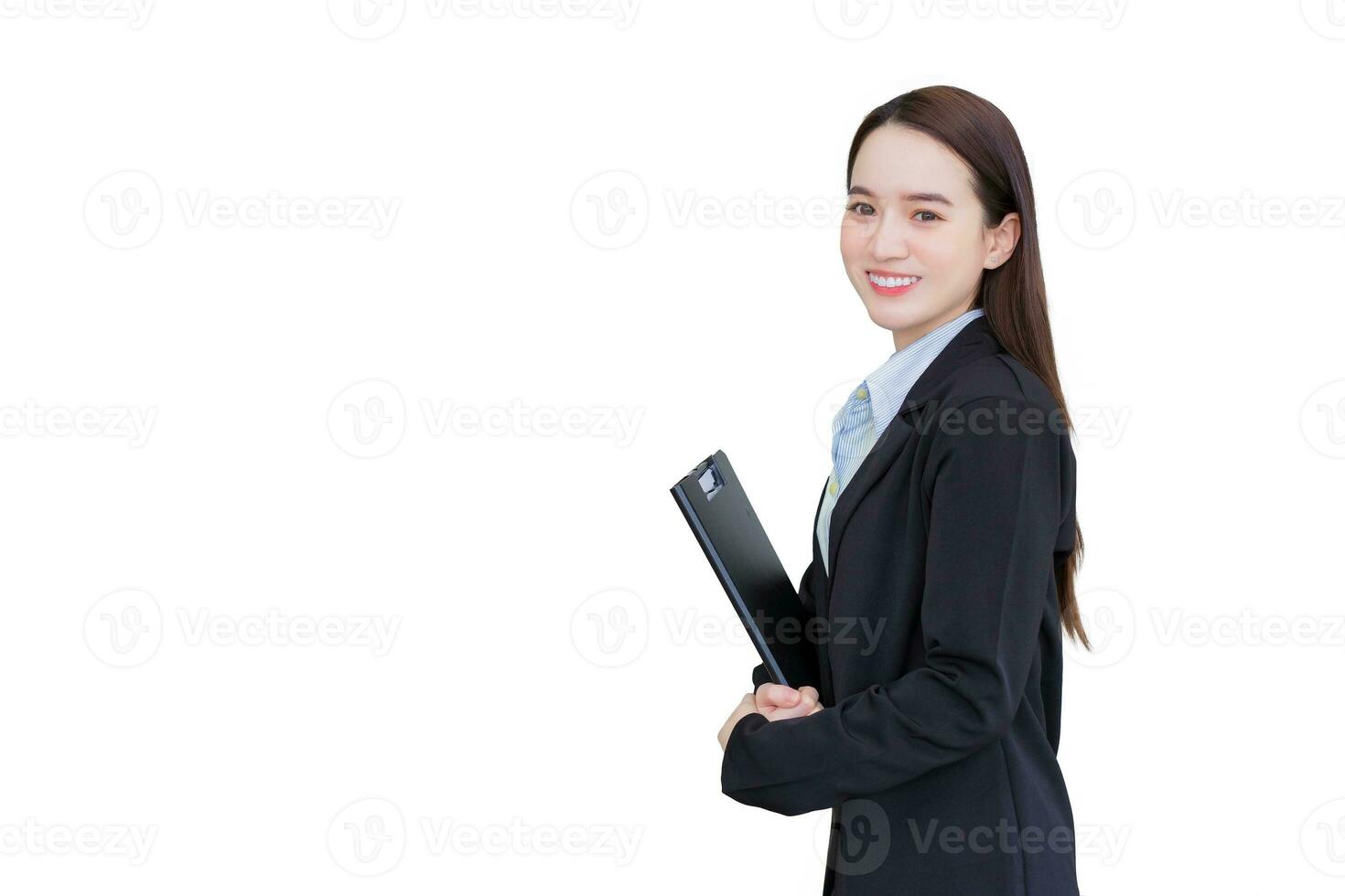 ung asiatisk professionell arbetssätt kvinna i en svart kostym innehar Urklipp i henne händer och självsäker ler medan isolerat på vit bakgrund. foto