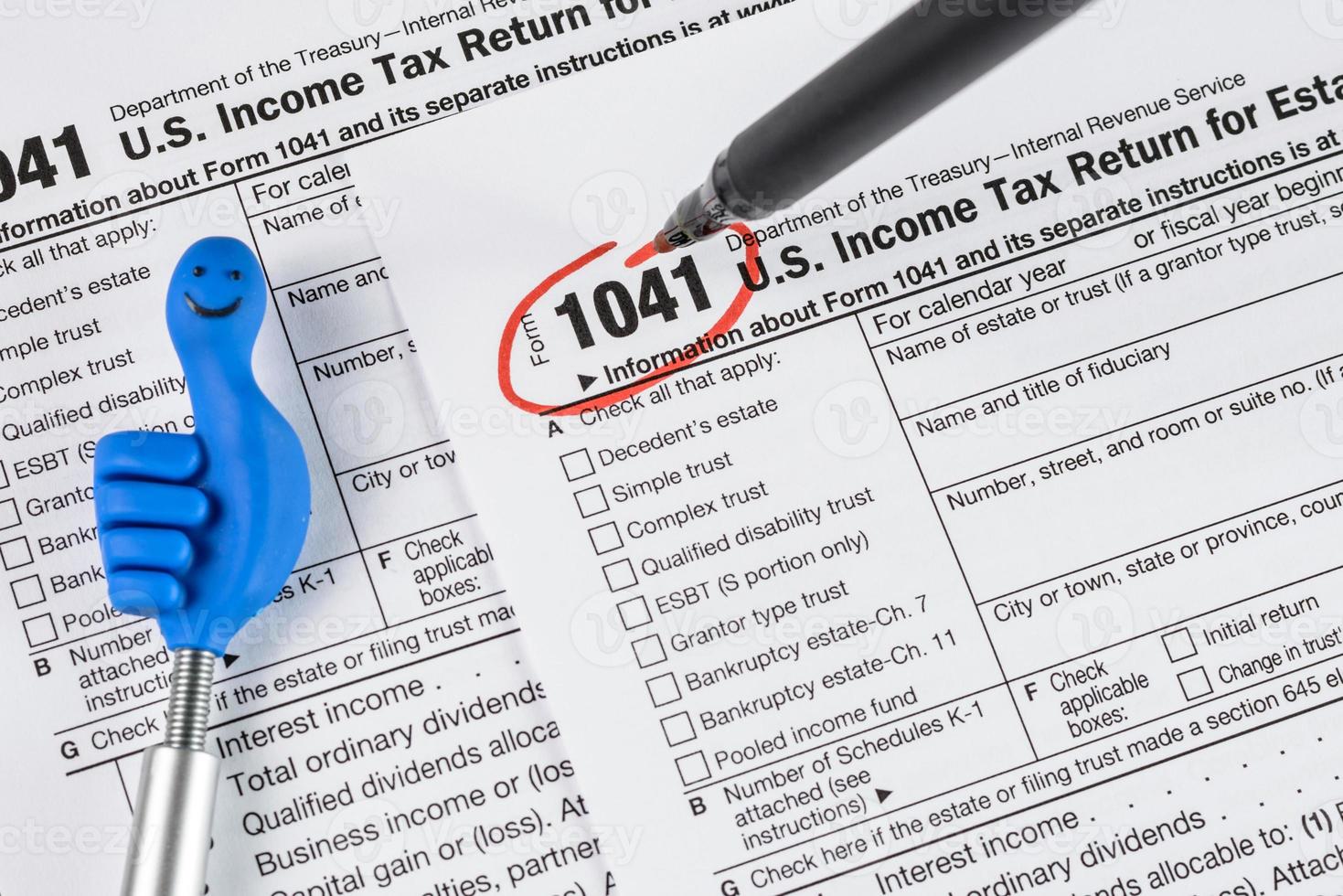 bilda 1041 oss inkomstdeklaration för fastigheter och truster. USA: s skatteformulär. amerikanska blanketter. skattetid. foto