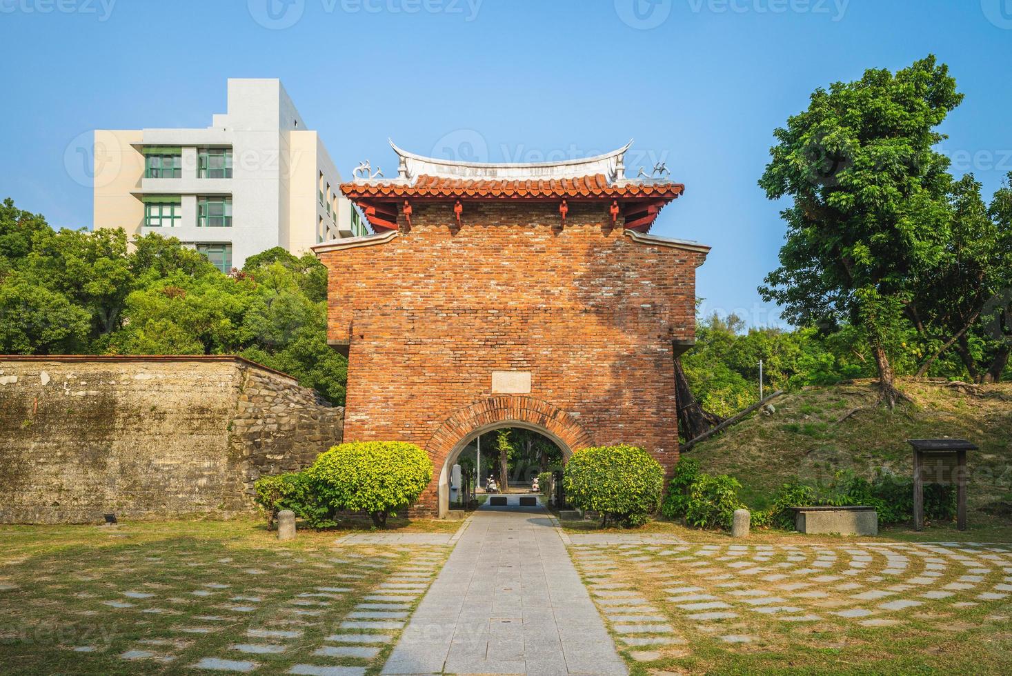 jingpo gate, aka mindre västra gate i tainan, taiwan. översättningen av den kinesiska texten är mindre västra porten. foto