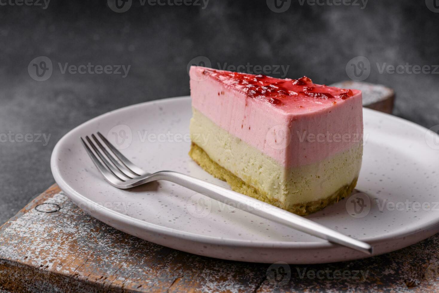utsökt ljuv efterrätt cheesecake med hallon och pistasch smak foto