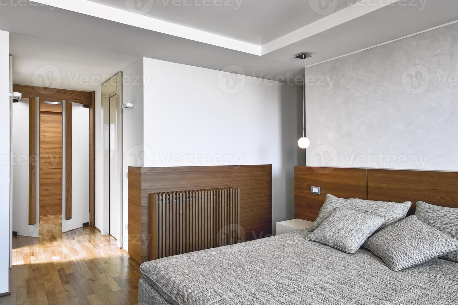 interiörbilder av ett modernt sovrum foto