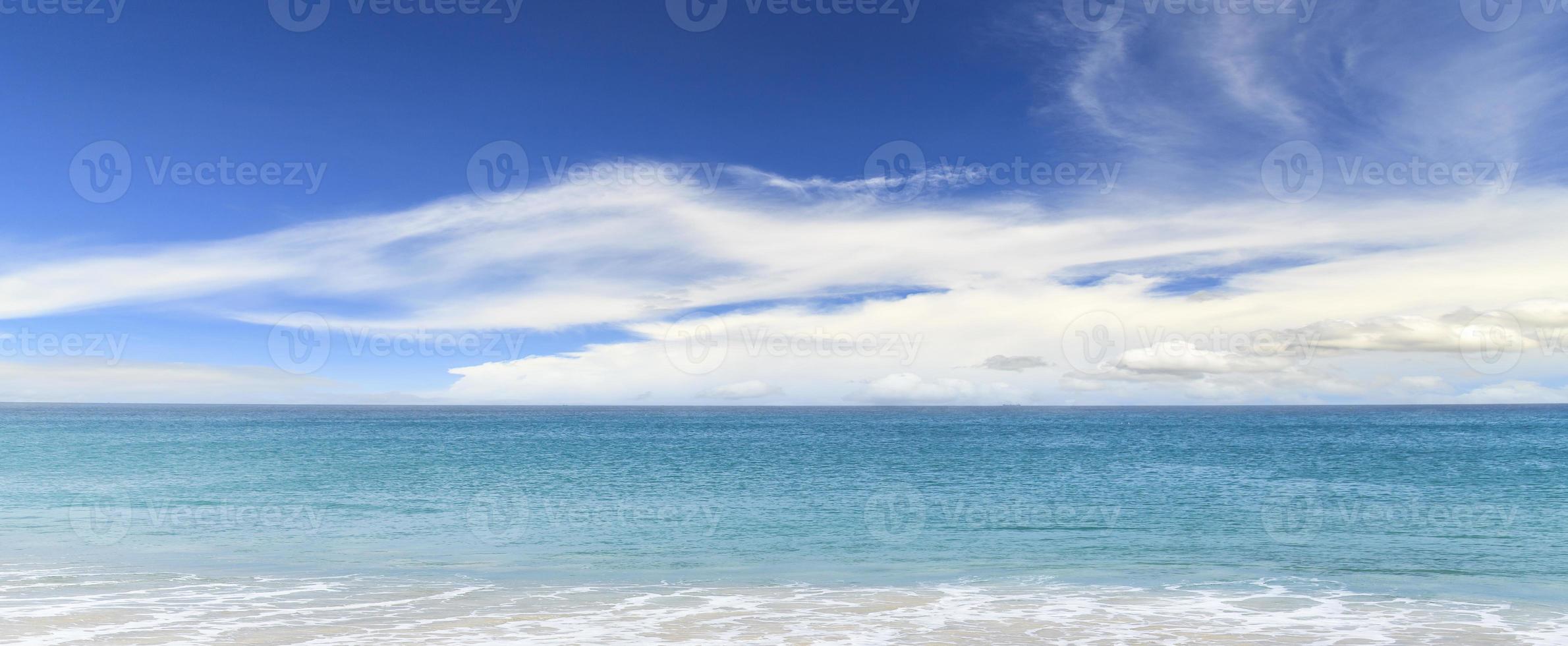 sandstrand och blått hav foto