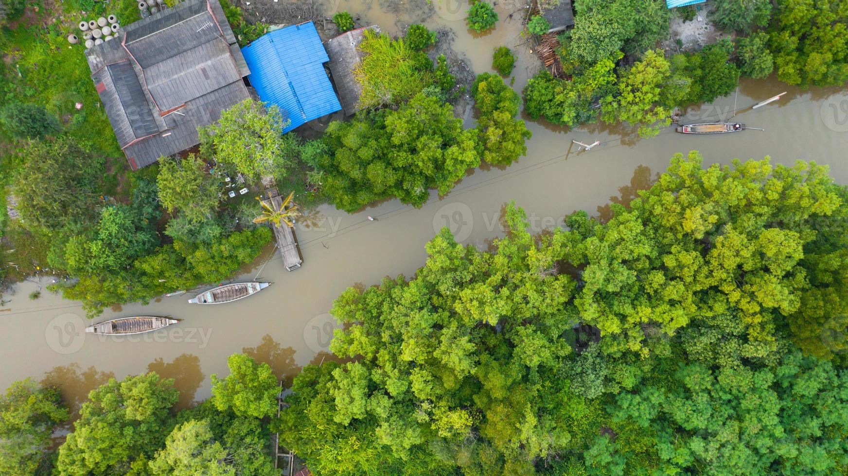 Flygfoto fiskarbåt på landsbygden Thailand foto