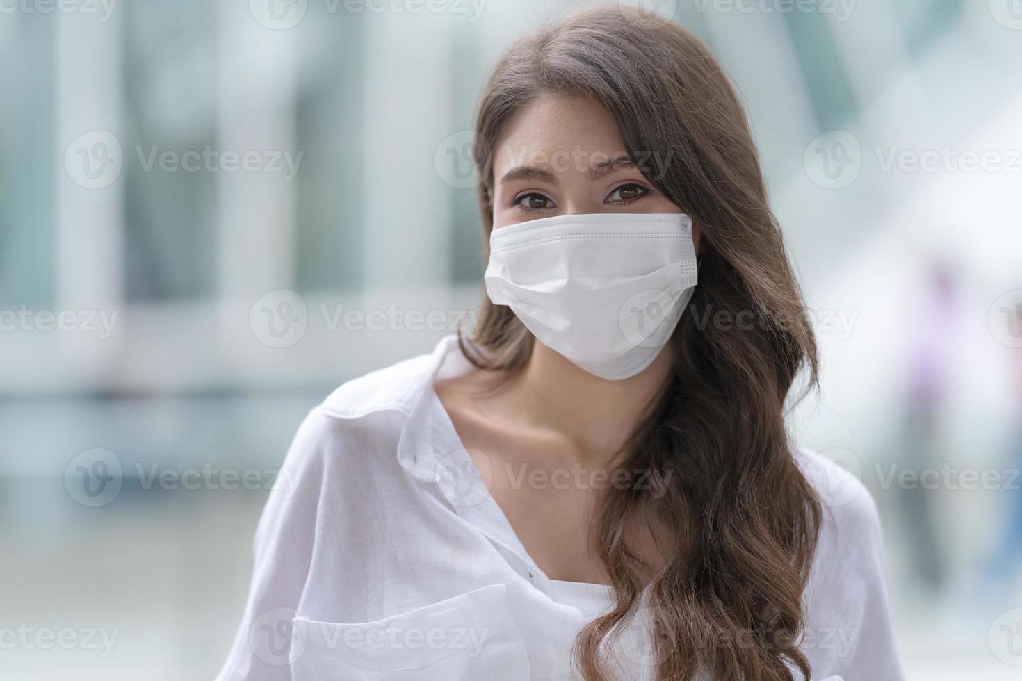 ung kvinna som bär medicinsk ansiktsmask foto