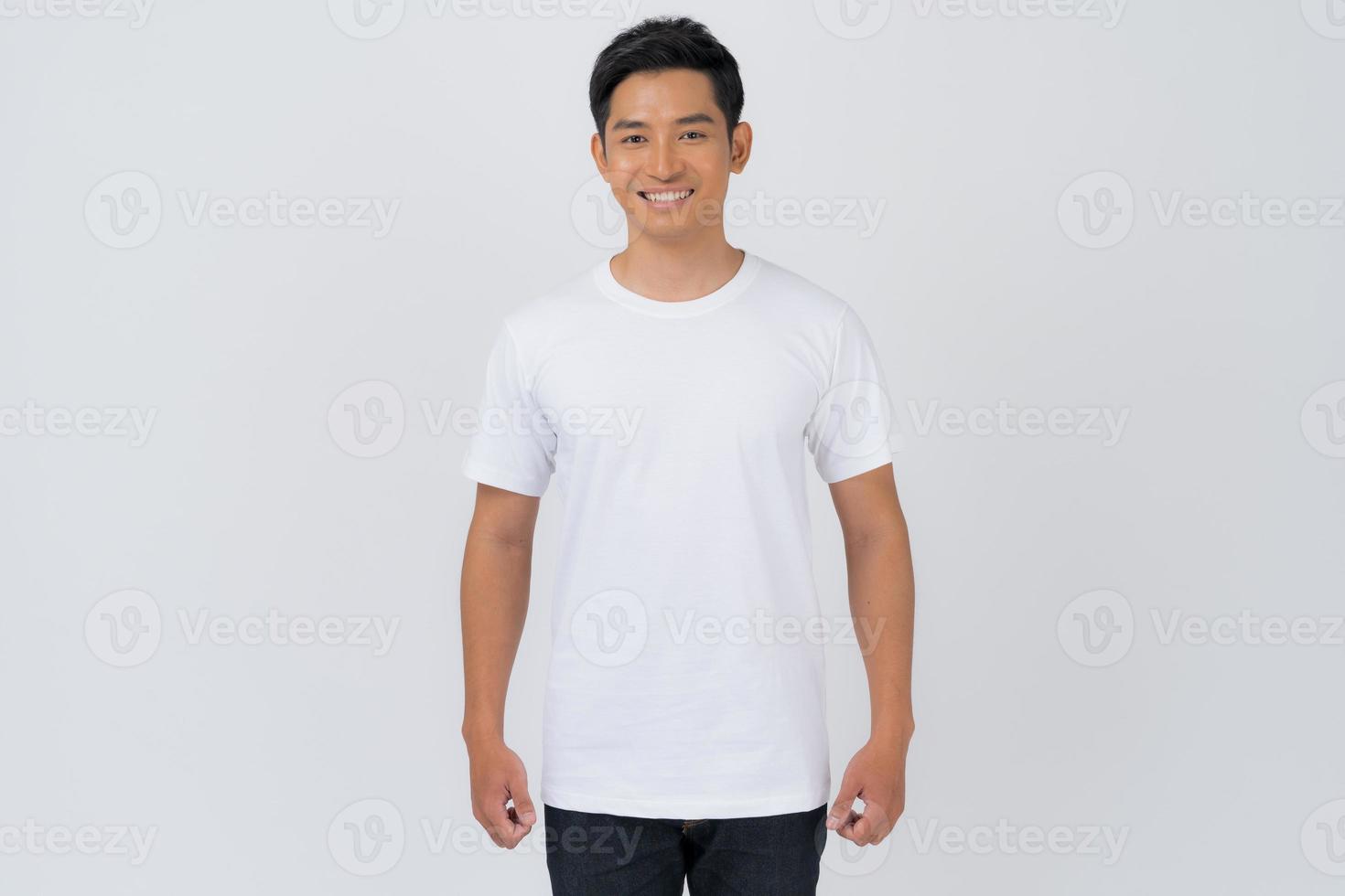 t-shirt design, ung man i vit t-shirt på vit bakgrund foto