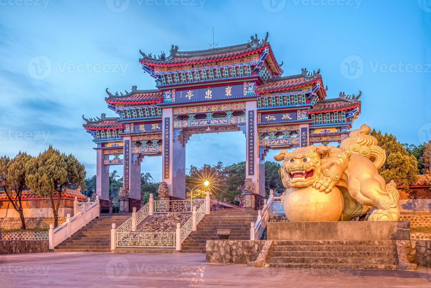 nattscen av Baojhong Yimin-templet i Hsinchu foto