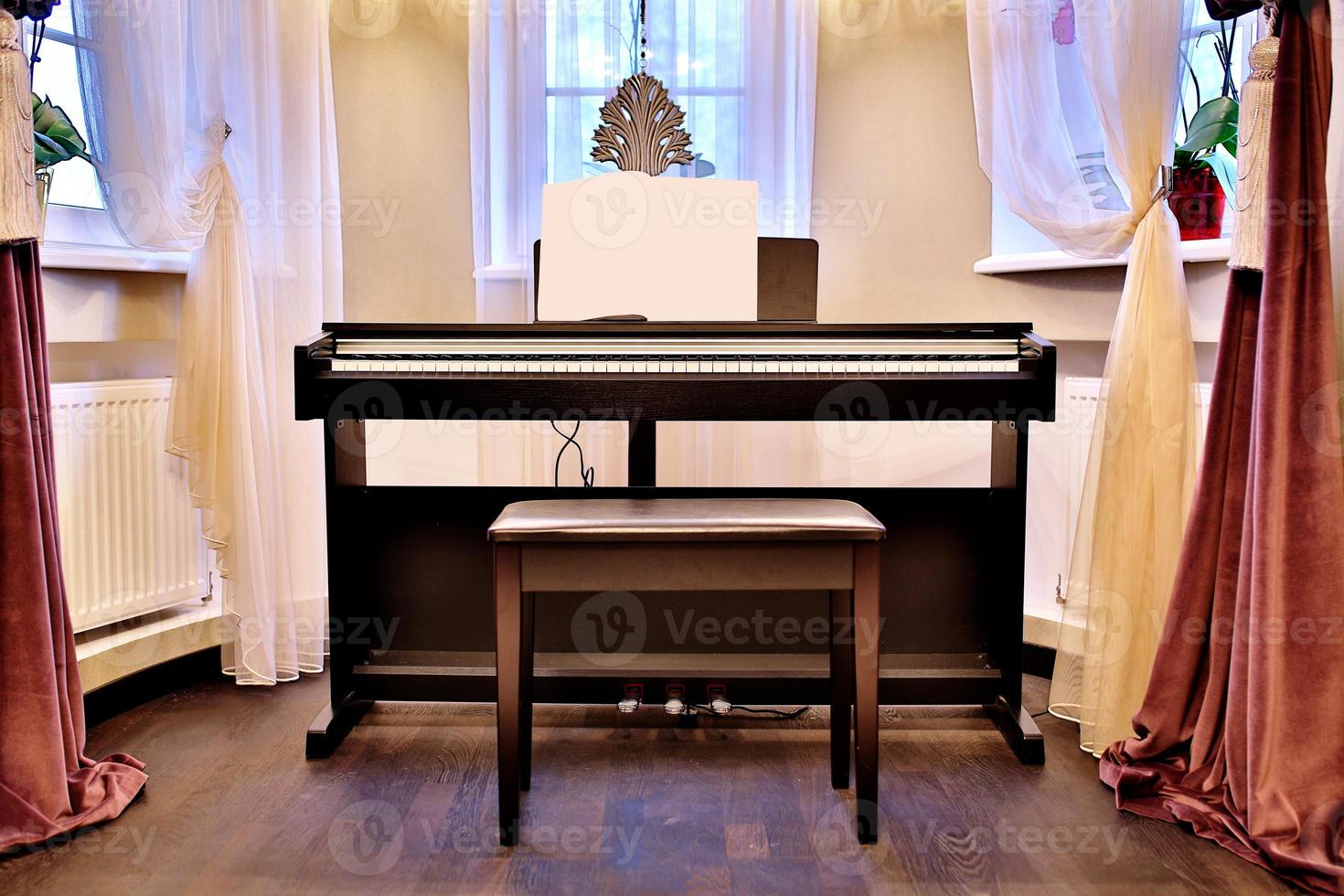 gammalt piano i det gamla huset. rummet är äldre stil. inredningen i hemmet. foto