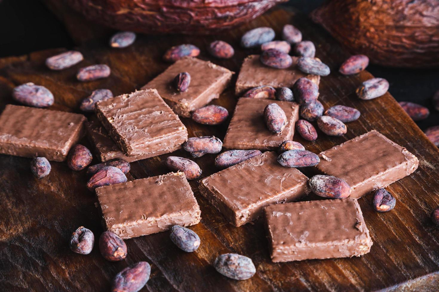 choklad och kakaobönor med kakao på en svart bakgrund foto