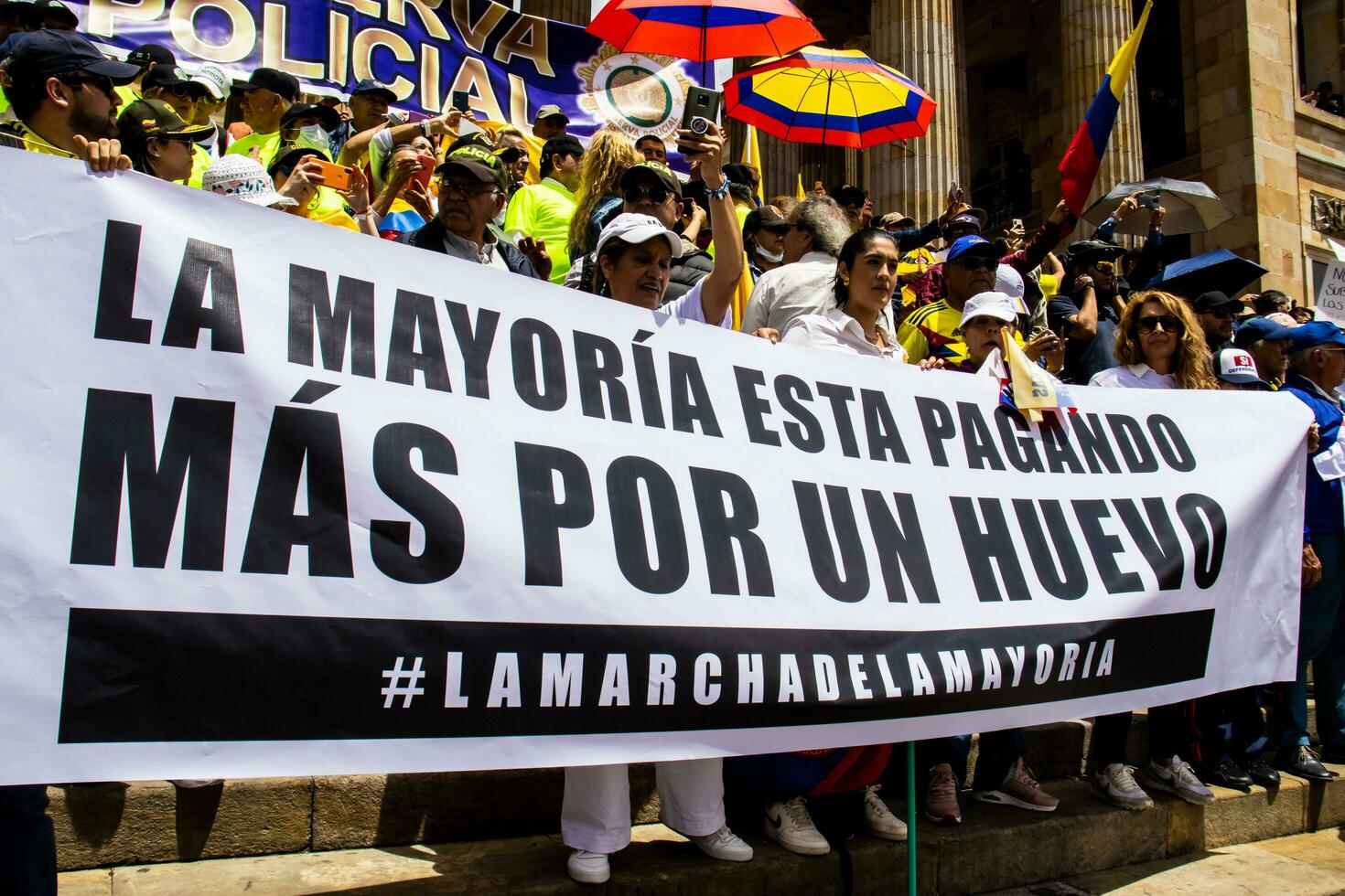 Bogota, colombia, juni 2023, fredlig protest marscherar mot de regering av gustavo petro kallad la marcha de la mayoria foto