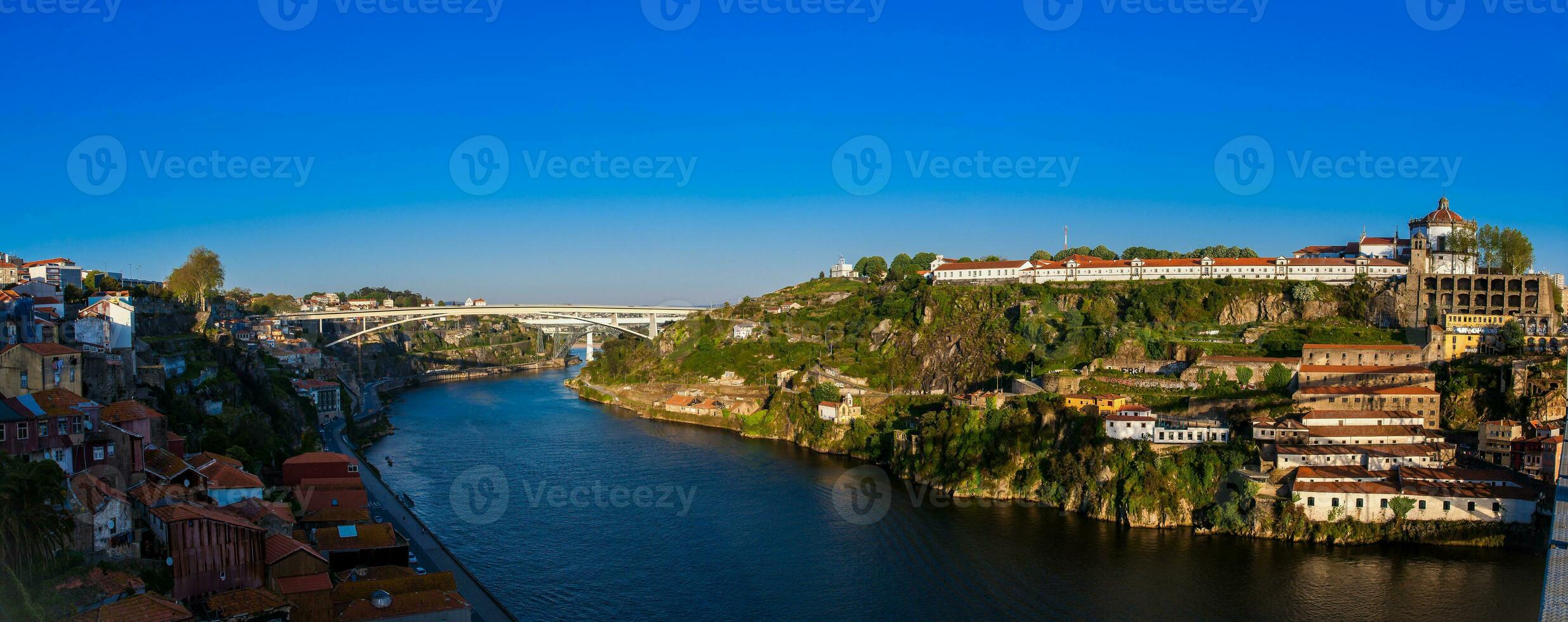 panorama- se av de duoro flod, porto stad och vila nova de gaia i en skön tidigt vår dag i portugal foto