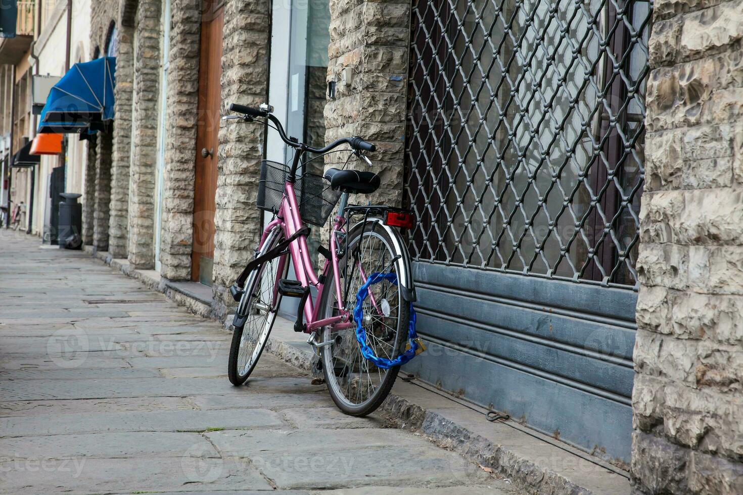 parkerad cykel på de skön gator av pisa foto