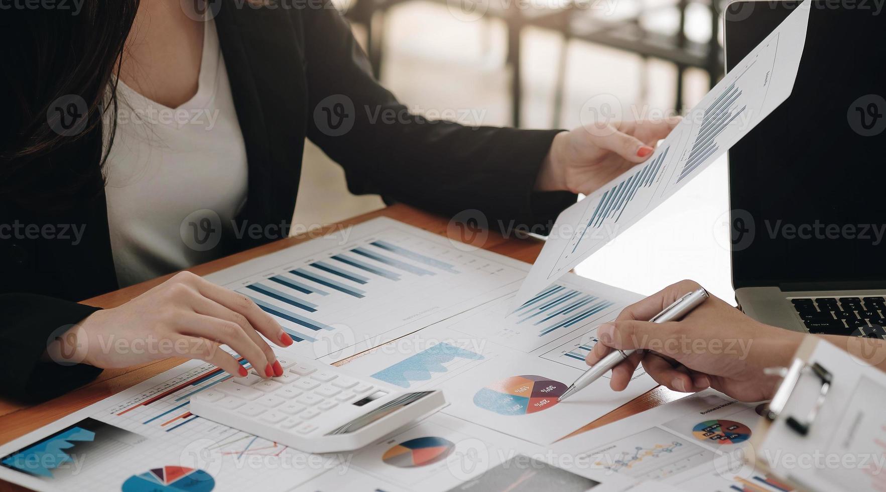 affärsrådgivare som analyserar finansiella siffror som anger framstegen i företagets arbete foto