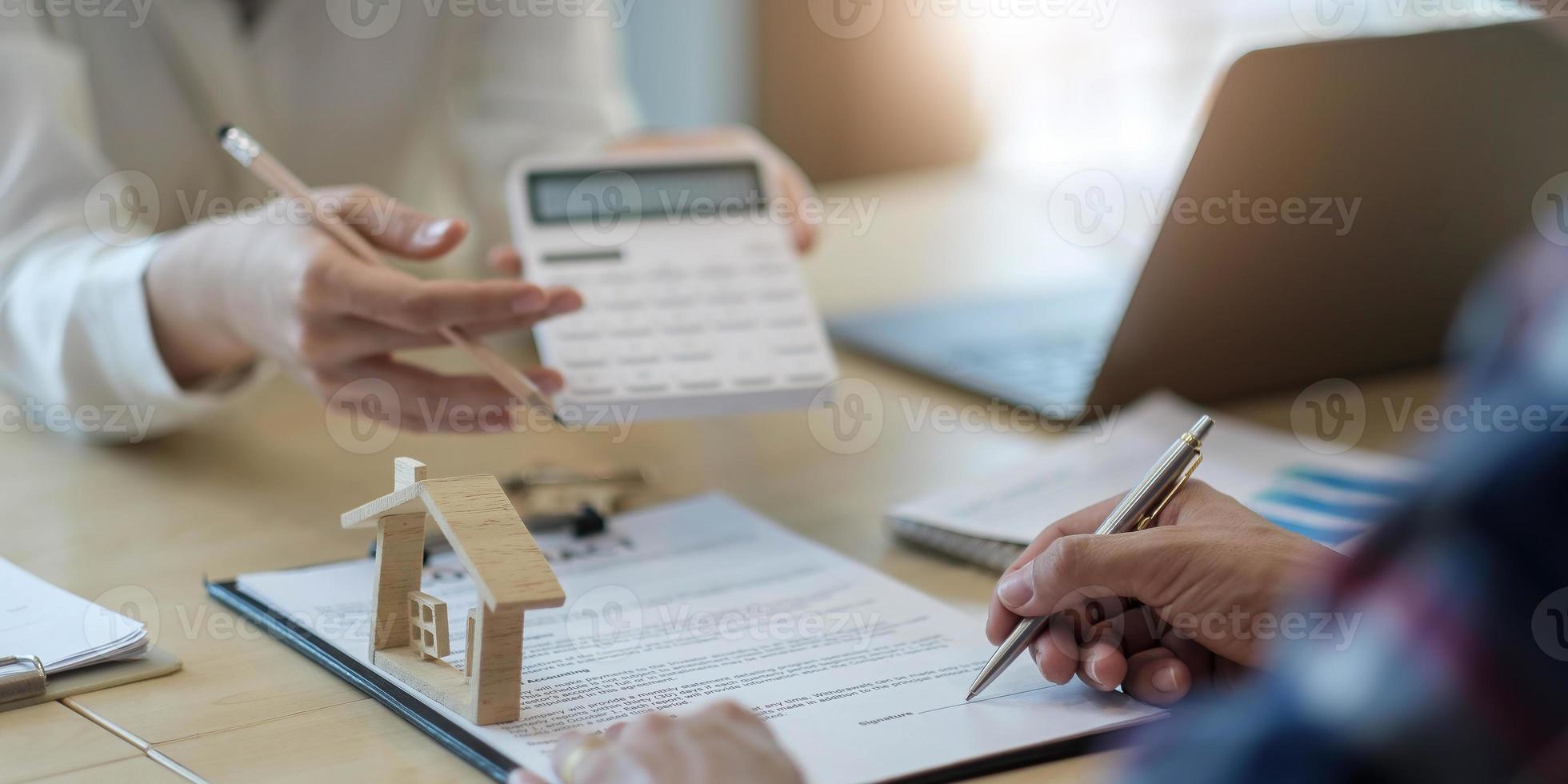 affärsmän som undertecknar ett kontrakt för att köpa eller sälja fastigheter. foto