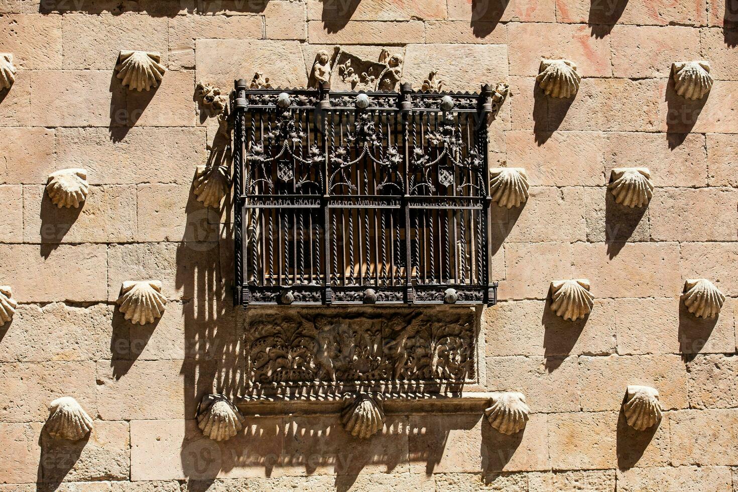 detalj av de fönster av de historisk hus av de skal byggd i 1517 förbi rodrigo arior de maldonado riddare av de beställa av santiago de kompostela i salamanca, Spanien foto