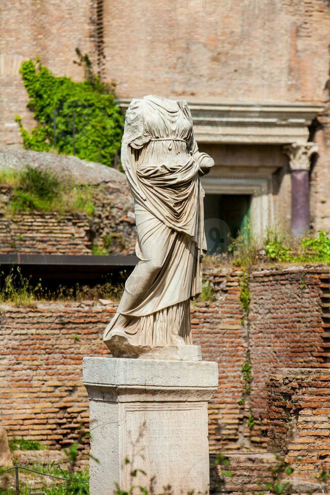 gammal ruiner av de hus av de vestal oskulder på de roman forum i rom foto