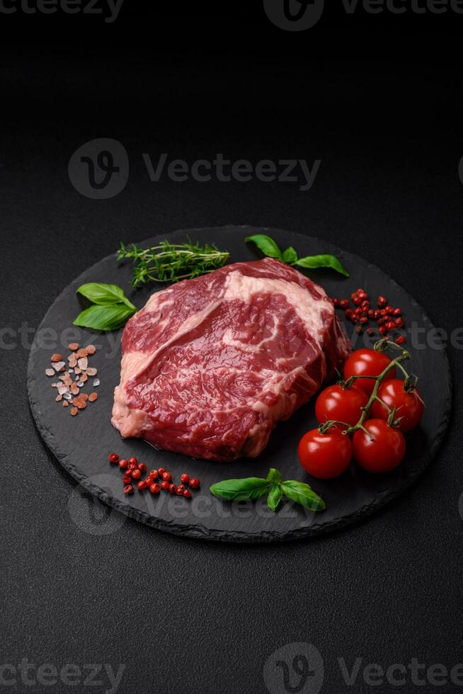 färsk, rå nötkött biff med salt, kryddor och örter foto