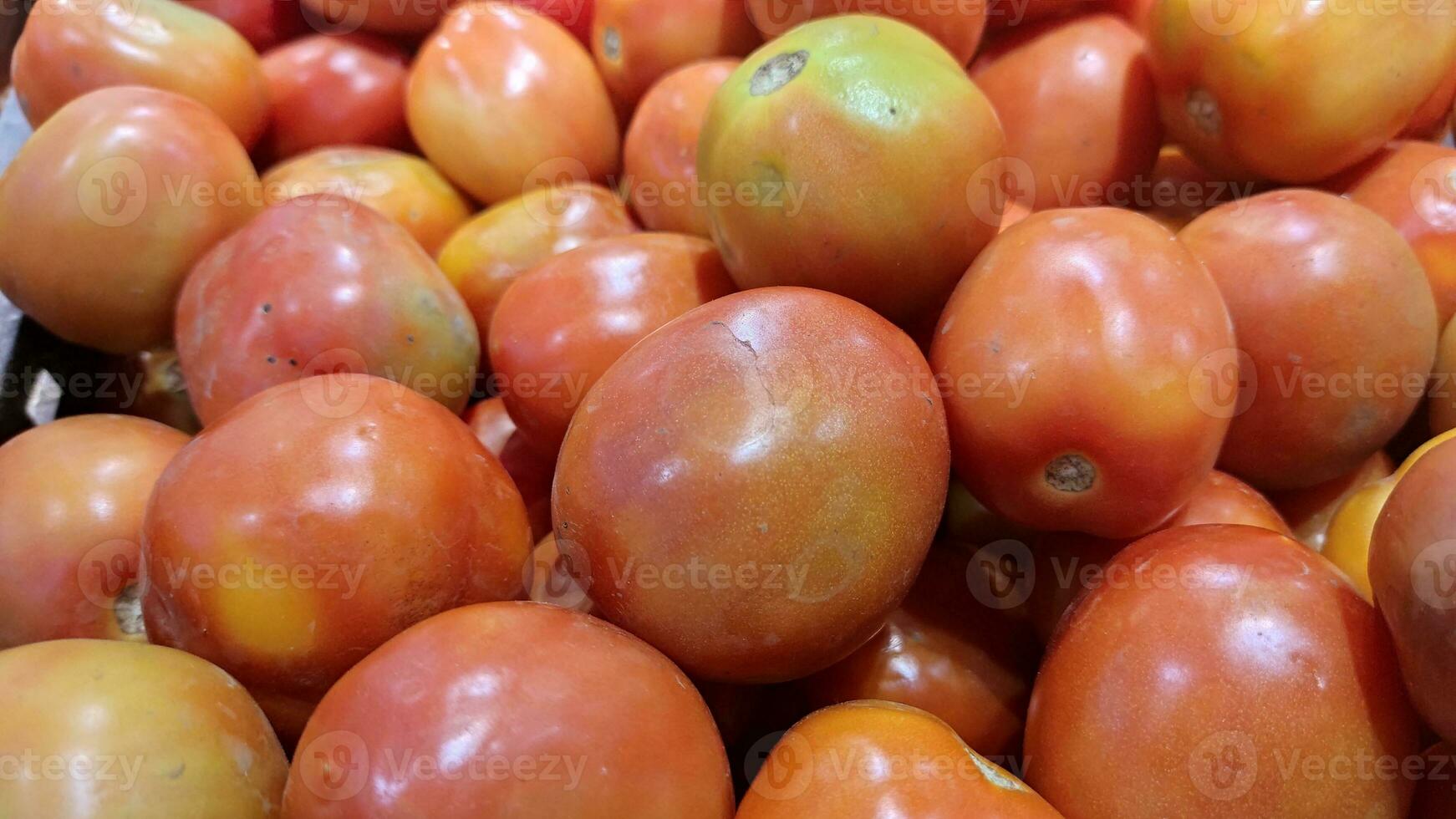lugg av färsk tomater på de marknadsföra foto