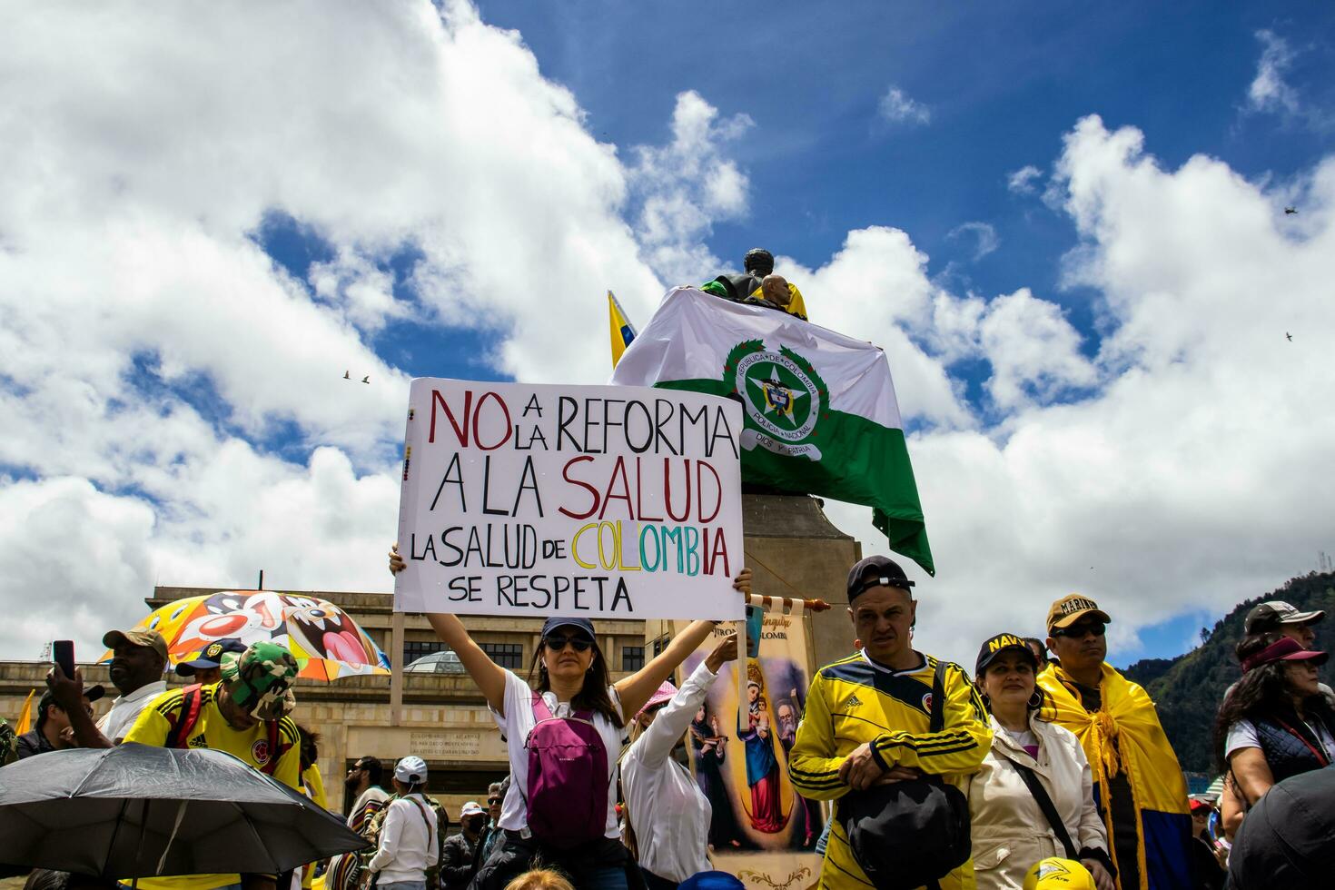 Bogota, colombia, juni 2023, fredlig protest marscherar mot de regering av gustavo petro kallad la marcha de la mayoria foto