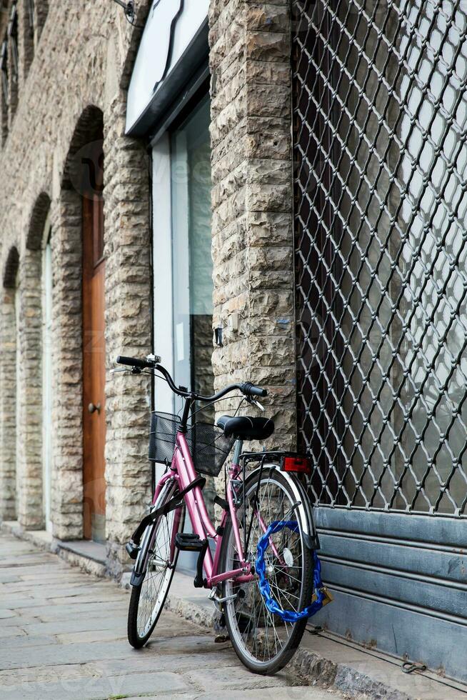 parkerad cykel på de skön gator av pisa foto