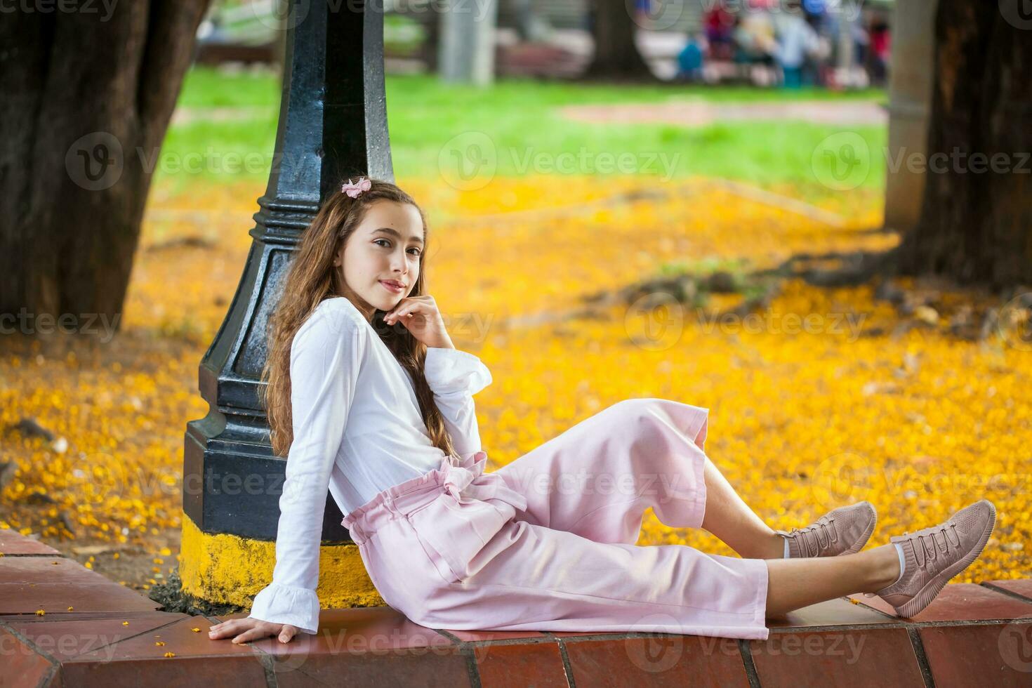 skön ung flicka Sammanträde på de paseo bolivar fyrkant på cali stad Centrum i colombia foto