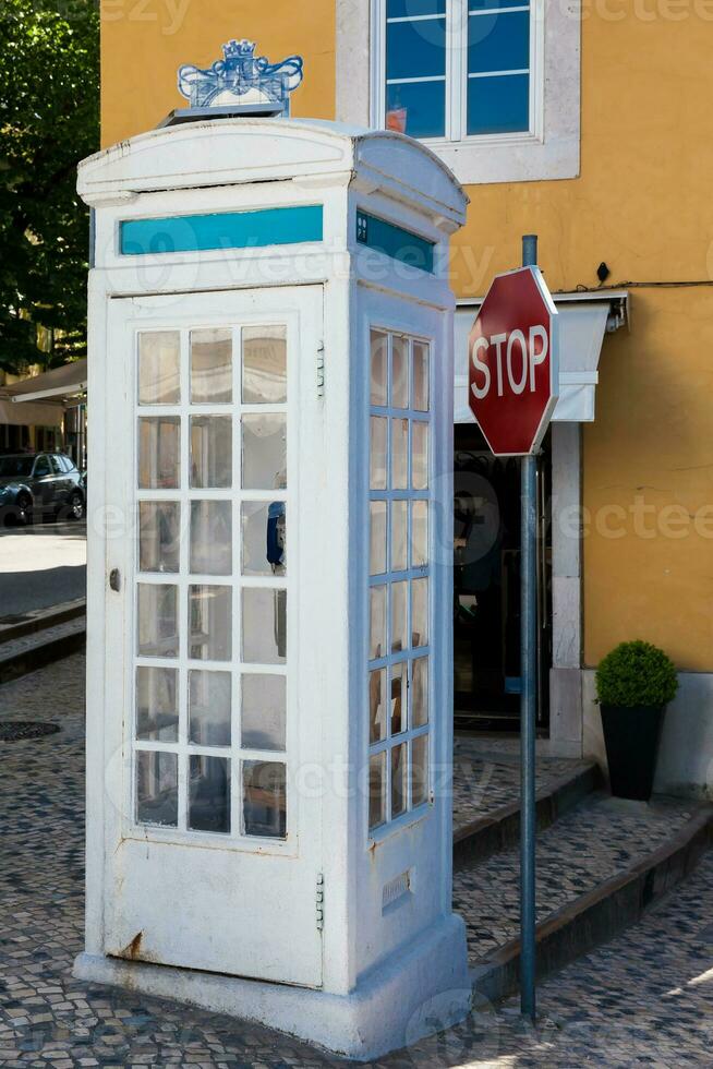 vit årgång telefon bås på en hörn i sintra foto