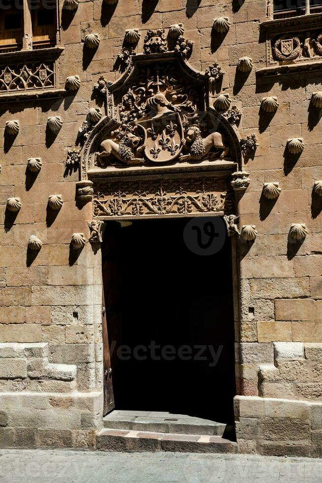 ingång av de historisk hus av de skal byggd i 1517 förbi rodrigo arior de maldonado riddare av de beställa av santiago de kompostela i salamanca, Spanien foto