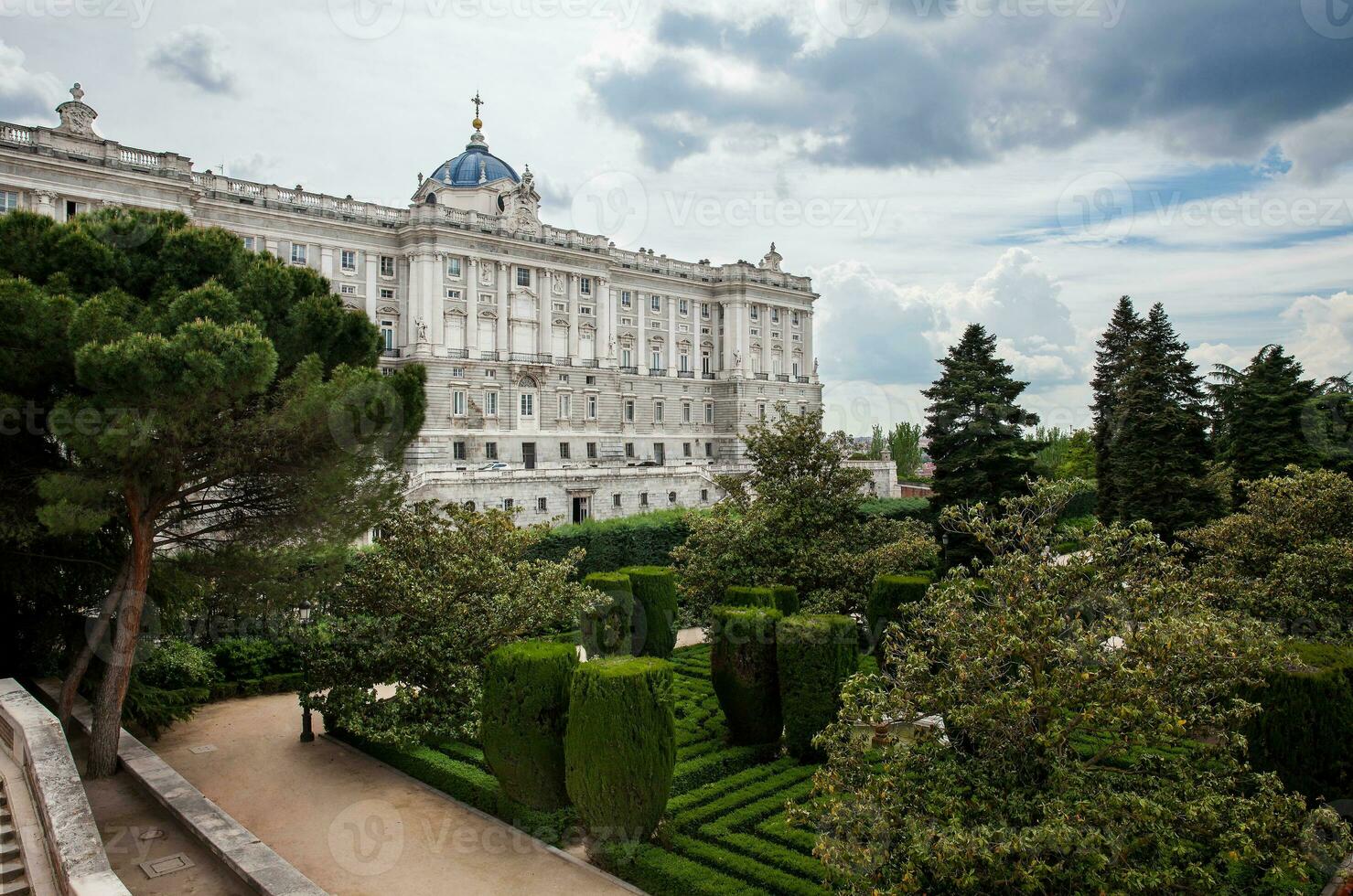 de kunglig palats av madrid de officiell bostad av de spanska kunglig familj på de stad av madrid sett från de sabatini trädgårdar foto