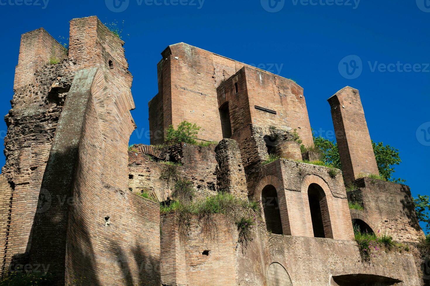 ruiner av ett antik monumental fontän kallad trofei di Mario byggd i 226 ad och belägen på piazza vittorio emanuele ii i rom foto