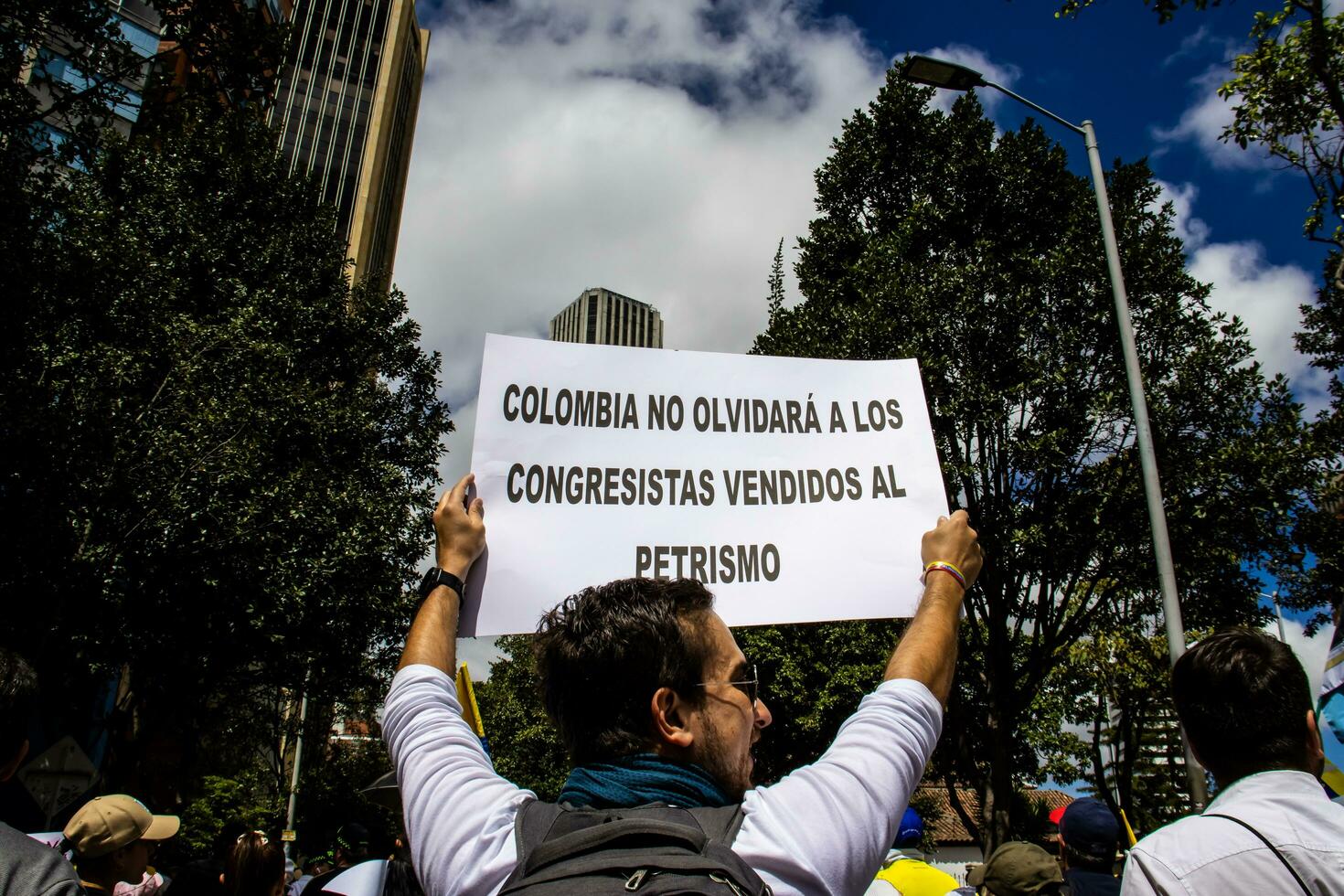 Bogota, colombia, juni 2023, fredlig protest marscherar mot de regering av gustavo petro kallad la marcha de la mayoria foto