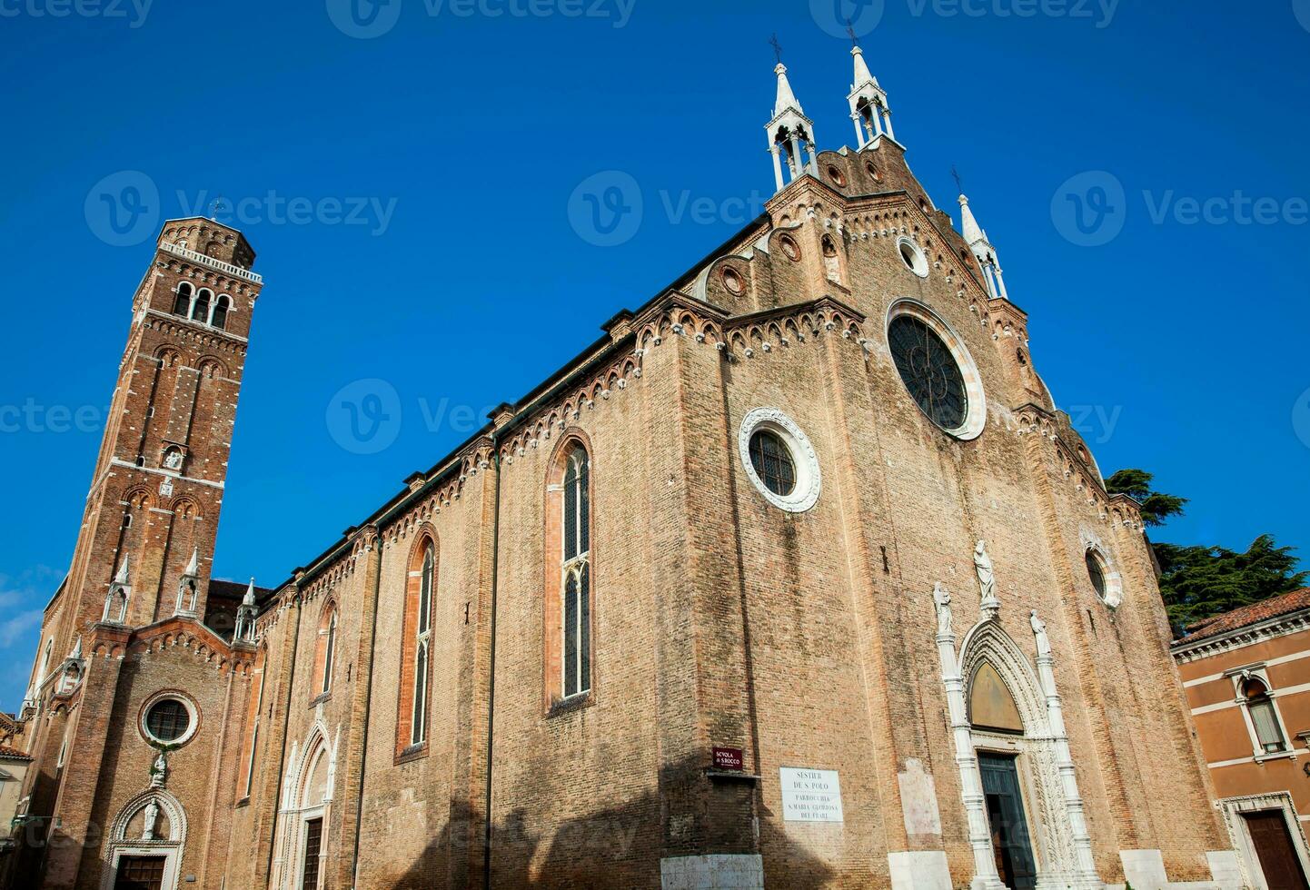 basilika di santa maria gloriosa dei frari belägen på de hjärta av de san polo distrikt av Venedig och byggd mellan 1231 och 1440 foto