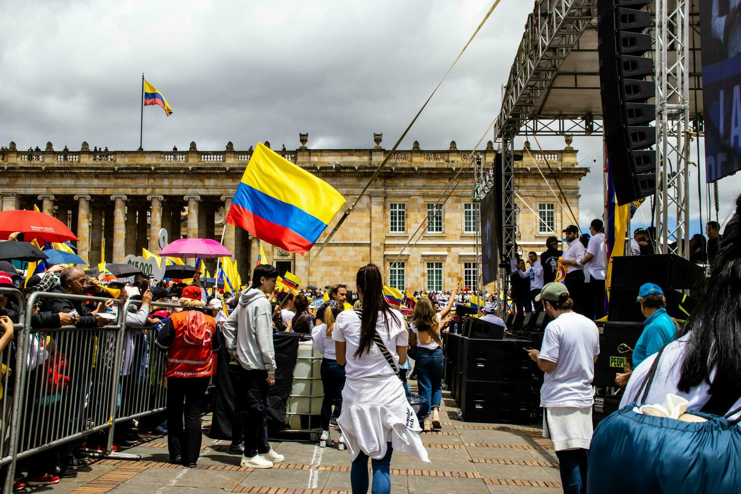 Bogota, colombia, juni 2023, fredlig protest marscherar mot de regering av gustavo petro kallad la marcha de la mayoria foto