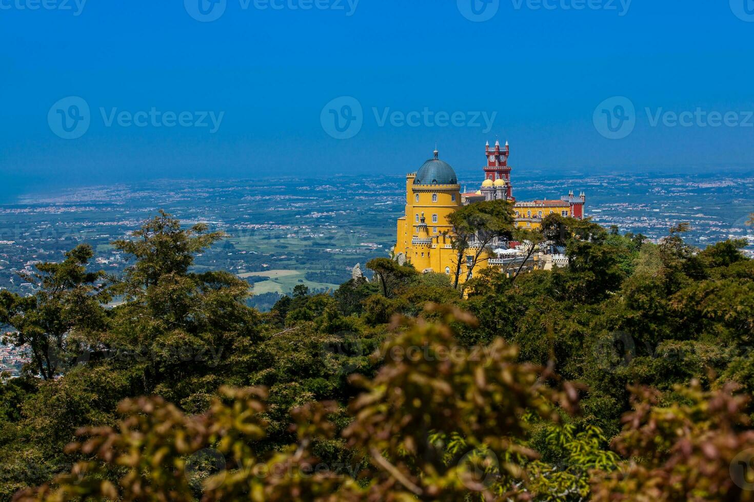 de pena palats sett från de trädgårdar av pena parkera på de kommun av sintra foto