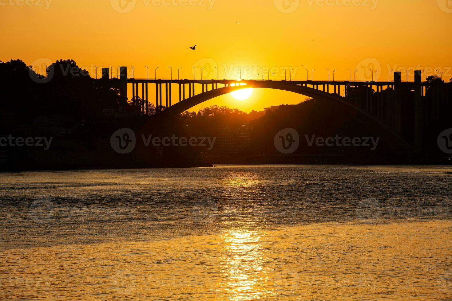 vackert orange solnedgång över de duoro flod i porto stad foto