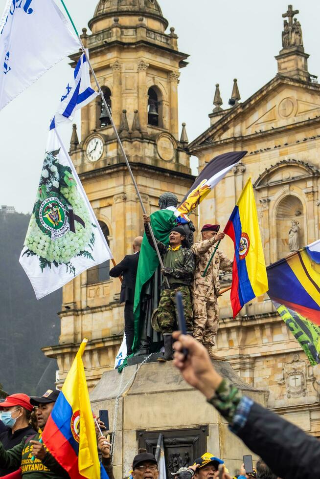 Bogota, colombia, 19 juli 2023. fredlig protest av de medlemmar av de aktiva boka av de militär och polis krafter i bogota colombia mot de regering av gustavo petro foto