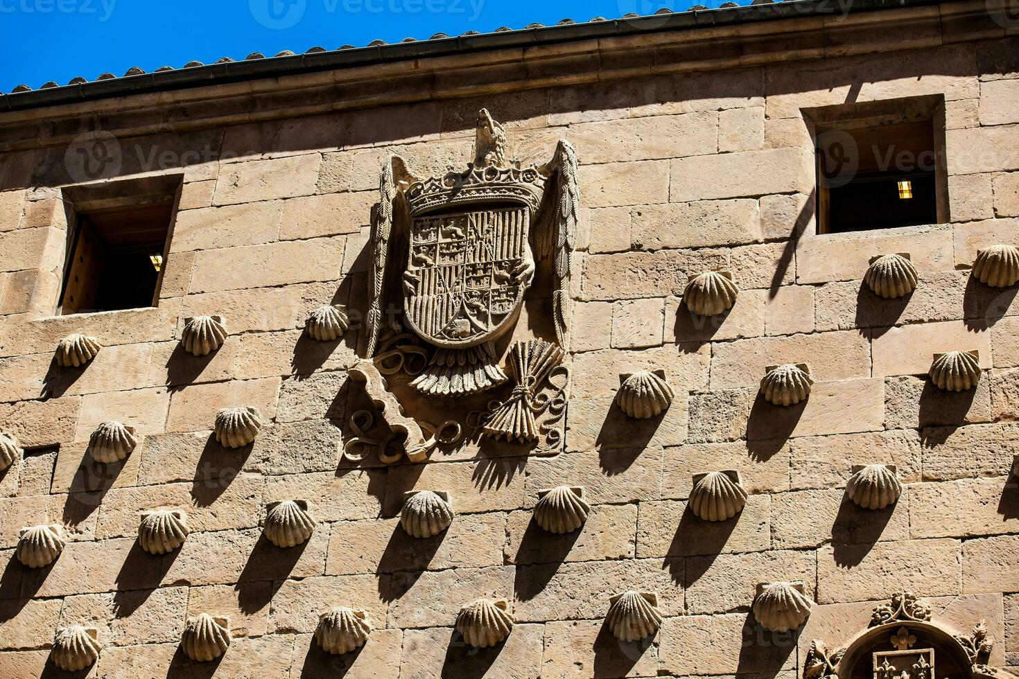 detalj av dekorationer på de Fasad av de historisk hus av de skal byggd i 1517 förbi rodrigo arior de maldonado riddare av de beställa av santiago de kompostela i salamanca, Spanien foto