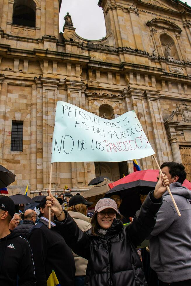 Bogota, colombia, 19 juli 2023. fredlig protest av de medlemmar av de aktiva boka av de militär och polis krafter i bogota colombia mot de regering av gustavo petro foto