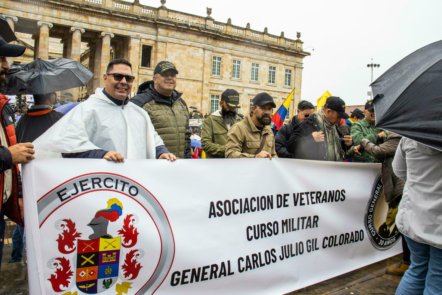 Bogota, colombia, 19 juli 2023. fredlig protest av de medlemmar av de aktiva boka av de militär och polis krafter i bogota colombia mot de regering av gustavo petro foto