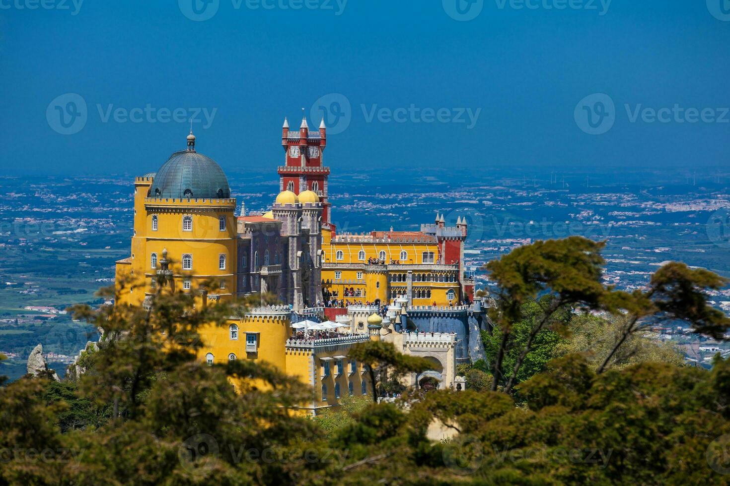 de pena palats sett från de trädgårdar av pena parkera på de kommun av sintra foto