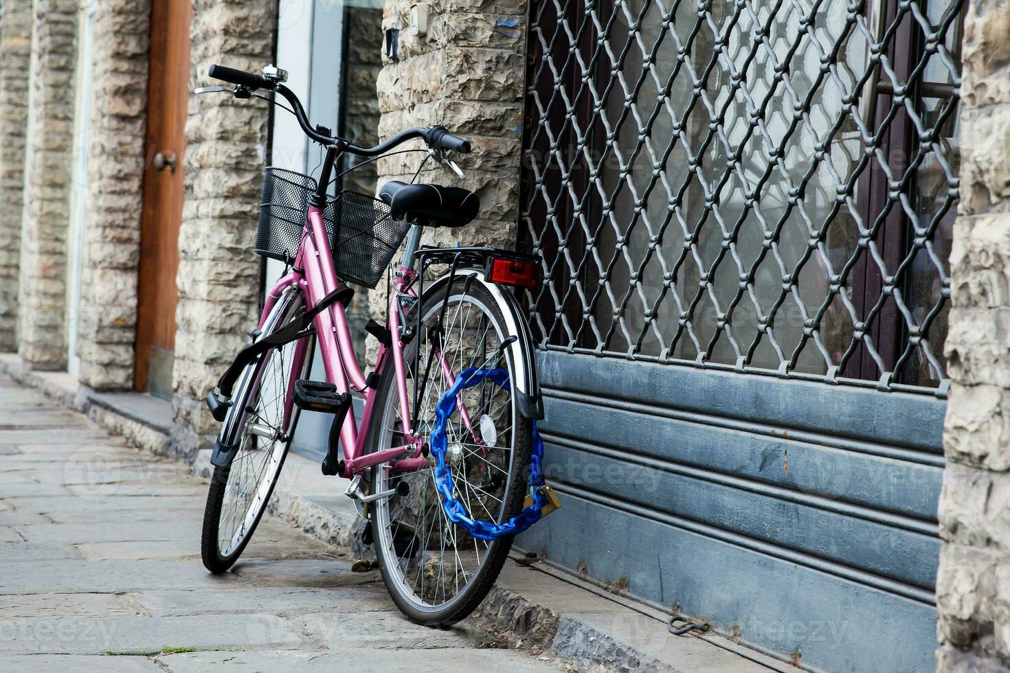 parkerad cykel på de skön gator av pisa foto