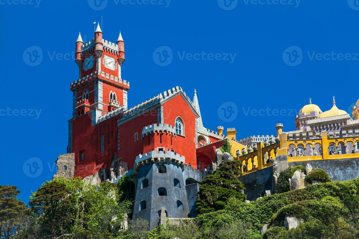 de pena palats sett från de trädgårdar av pena parkera på de kommun av sintra foto